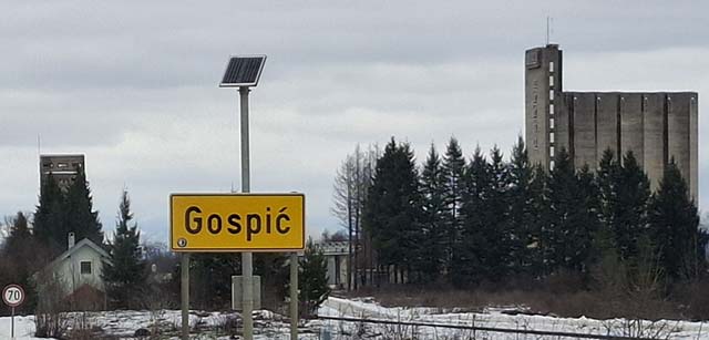 Uz mjestopisnu ploču u Bilajskoj treba staviti jošte mrtvačku glavu/Snimio Marko Čuljat Lika press                                                                                                                                                        